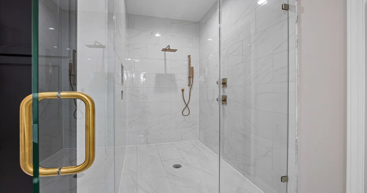 Carreleur pour Douche en Céramique — Étanchéité et Finition