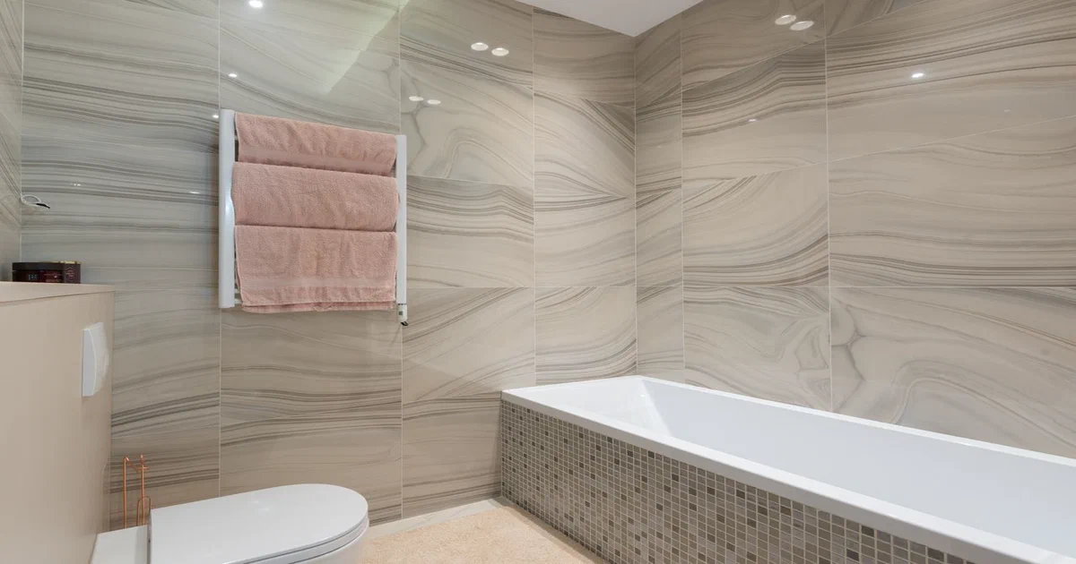Carreleur pour Salle de Bain — Ce Qu'il Faut Savoir Avant d'Engager
