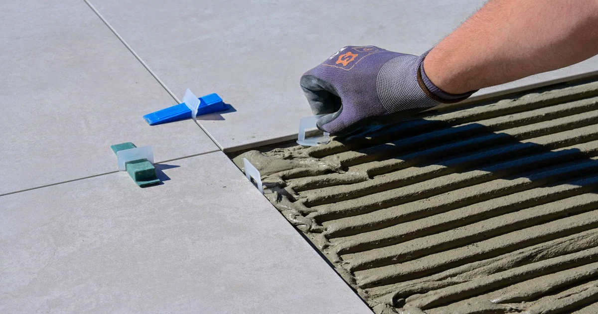 Installation de Céramique au Plancher — Substrat, Membrane et Mortier — guide installation